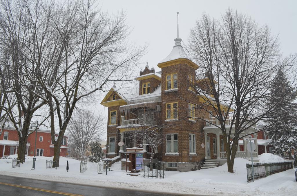 Le 100 St-Laurent Louiseville Bagian luar foto
